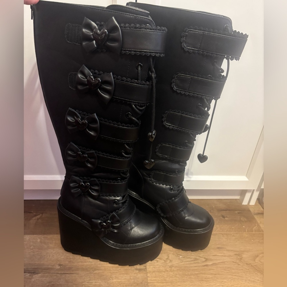YRU x Monster High Dune Elissabat boots - Picture 2 of 7